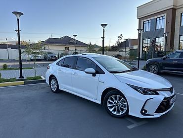 Toyota: Toyota Corolla: 2021 г., 1.8 л, Вариатор, Гибрид, Седан — 2