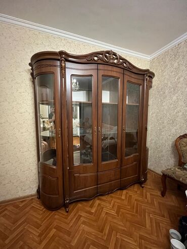 токмок шкаф: Сервант, Колдонулган, Жыгач