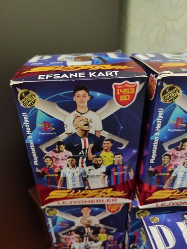 panini kartları: Futbol kartları 5karobka.İçərisində 150 ədəd,3 şəkilli