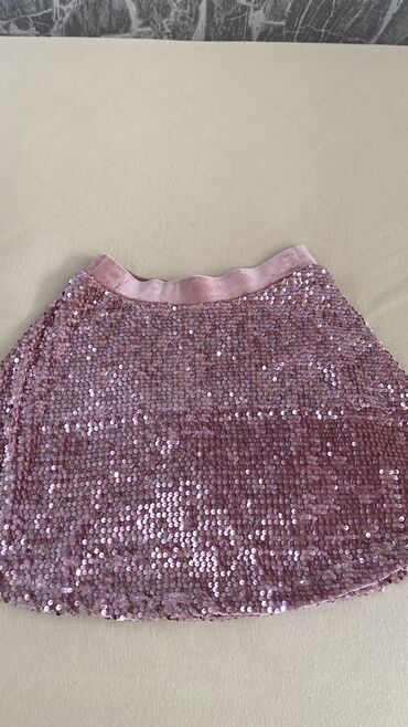 cutlukler ucun geyimler instagram: 2 нарядные юбки. Первая - выходная, розовая, в пайетках. Рост 134-140