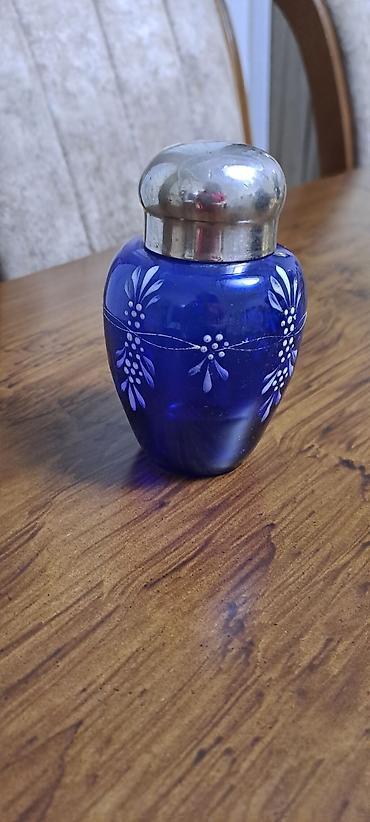 bıt mojet ətir: Kobalt-mavi şüşədən dekorativ bankalar – metal qapaqlı - Material — 1