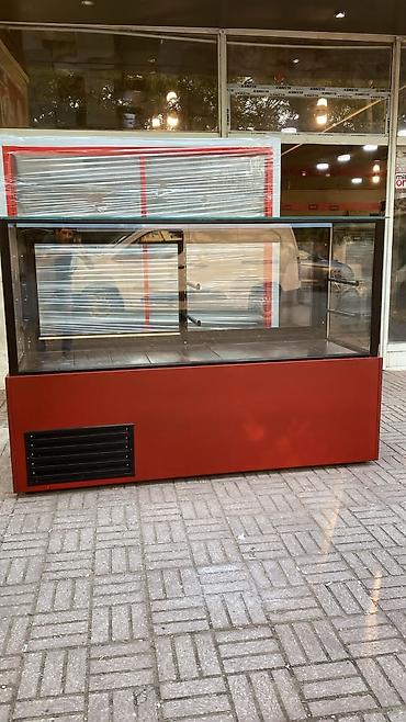 Soyuduculu vitrin – şüşə önlü, alt hissəsi qırmızı korpuslu model