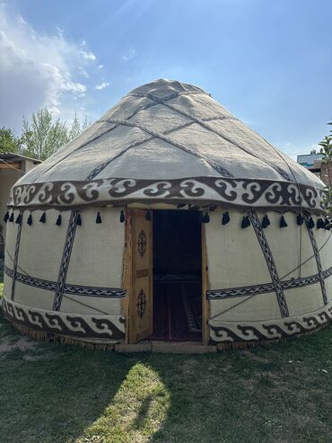 погода боз адыр: Боз үйлөрдү ижаралоо, Каркасы Жыгач, 75 баш, Казан, Идиш-аяк, Полу менен
