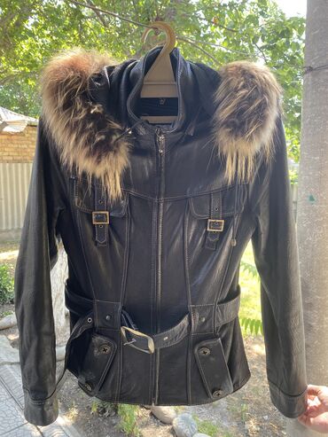 женские демисезонные куртки и пальто в Кыргызстан | ПАЛЬТО: Продаю женскую кожаную куртку 
Брали за 100$ несколько лет назад