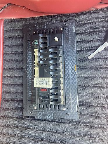 xarab monitor: Avtomobil üçün multimedia/başlıq (head unit) ekranı Problemsiz — 2