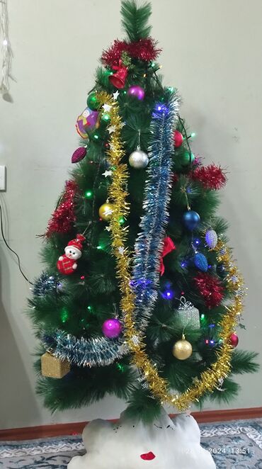 yağış işıqlar: Yeni il üçün bəzədilmiş süni şam ağacı - Yaşıl, sıx budaqlı süni şam