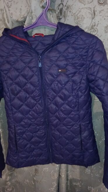 женская осенняя куртка: Продается женская куртка от бренда USPA Цвет темно-синий состояние