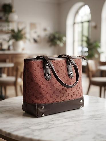 malteški krst: Elegantna torba – tote model u bordo nijansi sa monogramskim uzorkom — 1