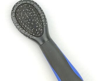 Używana szczotka dla zwierząt z plastikową rączką w kolorze czarnym z