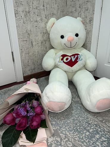 love is: Большой плюшевый медведь с сердцем LOVE - Мягкая игрушка белого цвета — 1