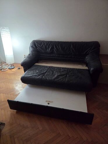 Sofe i kaučevi: Trosed manji prava koza na razvlacenje,ocuvan. Ostecena tkanina na — 7