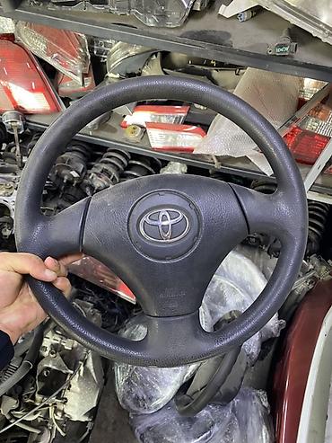 Рулевое колесо Toyota с центральной накладкой и логотипом бренда