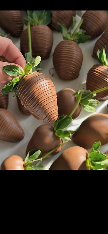 Кондитерские изделия, сладости: Клубника в шоколаде — набор ягод премиального размера, покрытых — 17