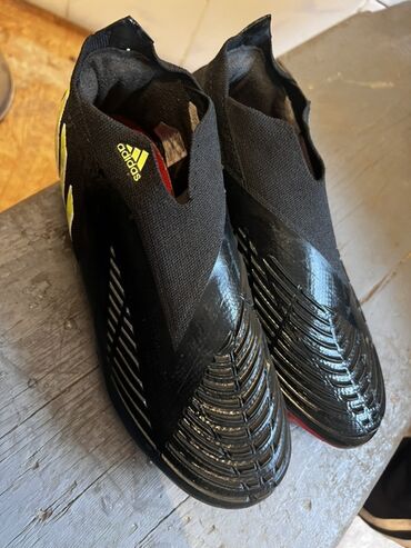 купить спортивную резину для тренировок: Футбольные бутсы Adidas Predator Accuracy.3 TF, выполненные в черном