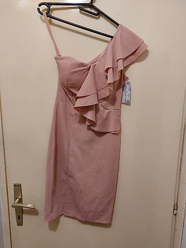formq ideale: Elegantna asimetrična haljina u puder‑roze boji. - Kroj: uska silueta — 1