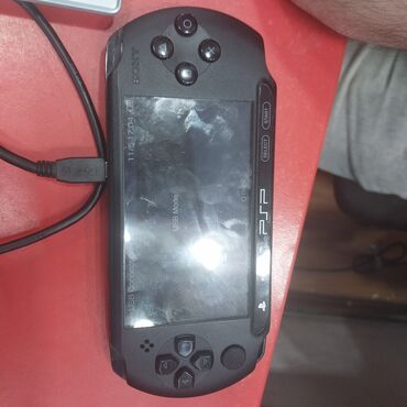 playstation portable купить: Qara rəngdə olan Sony PSP oyun konsolu. Bu konsol oyun həvəskarları