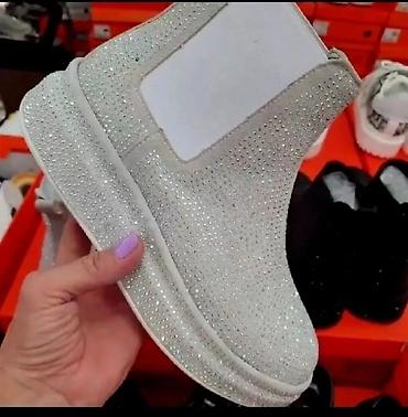 gde kupiti pertle: Ženske slip-on čizme sa sjajnim cirkonima - Model: niske Chelsea — 4