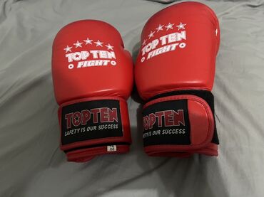бойцовские перчатки: Красные боксерские перчатки от Top Ten Fight, предназначенные для