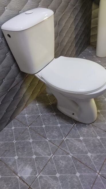Beton və beton məmulatları: Ağ rəngdə, iki hissəli unitaz. Bu unitaz hamam otaqları üçün nəzərdə