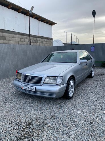 рексто: Автомобиль Mercedes-Benz S-класса в кузове W140, серебристого цвета