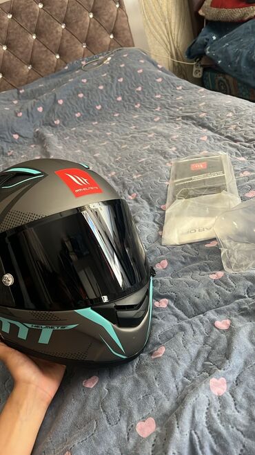 Moto dəbilqələr: Bu, mat qara rəngdə, göy və qara naxışlı, tam üzlü motosiklet