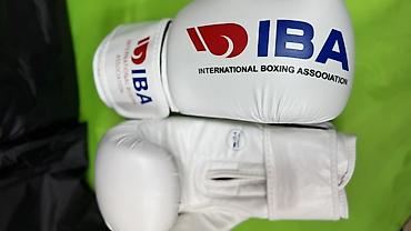 boxing: Боксерские перчатки IBA (International Boxing Association), белые. - — 3