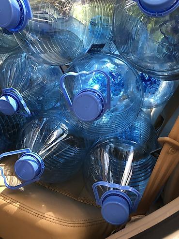 Baklar və çənlər: 10 litrlik Plasmas Su qablari Satiram. 1 ededi 40 qepikdir. Ichinde — 7