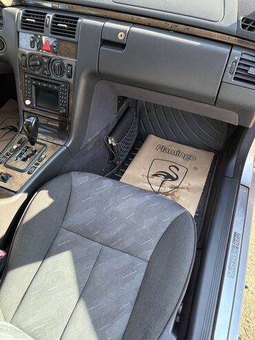 Mercedes-Benz: Mercedes-Benz E 240: 2.4 l | 2000 il Sedan — 16