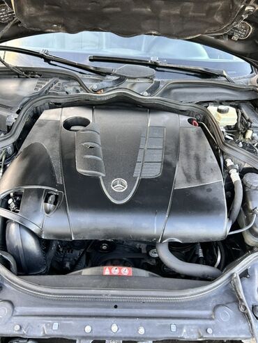 Mercedes-Benz: Mercedes-Benz E-Class sedan (W211) – qara rəngdə, klassik dörd qapılı — 11