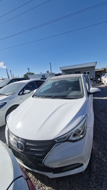 машиналар: Белый седан Changan, оснащенный четырьмя дверями, представляет собой