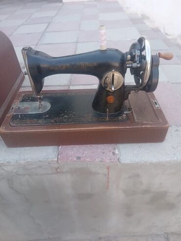 Qədimi Maşındır Hər Bir Şeyi İşləyir Üst Qapağıda Var