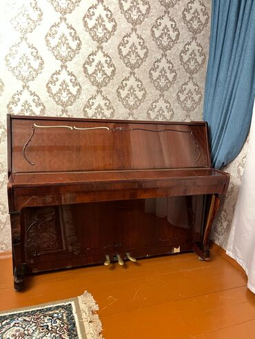 pianino sumqayıt: Piano 250m satilir. 1 m 50 sm uzunluğu 57 sm eni 1m 10sm hündürlüyü