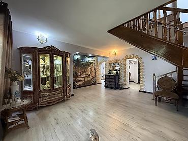 Продажа коттеджей и домов: 6 комнат и более, 200 м², 10 соток, Бишкек, Риэлтор — 17