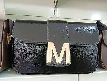 Torbe: Ženska crossbody torba sa metalnim slovom „M“ - Kompaktna torbica — 10