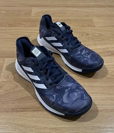 день и ночь: Кроссовки Adidas Crazyflight с камуфляжным рисунком в синих тонах