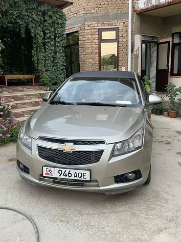противотуманные фары одиссей: Седан Chevrolet Cruze в цвете "золотой беж" с черной крышей