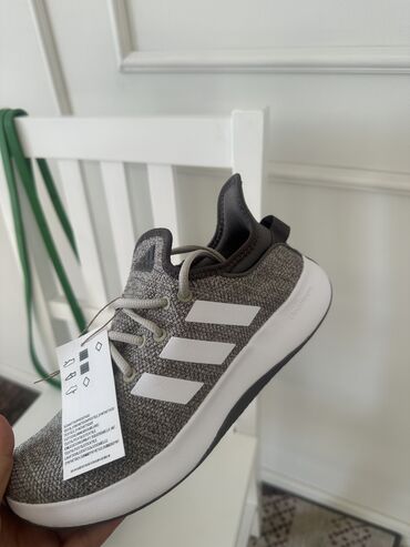 адидас кроссовки для волейбола: Кроссовкалар, 37, Adidas, Жаңы, түсү - Боз, Өзү алып кетүү