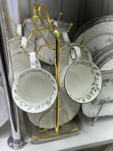 чайный сервиз на 12 персон: Набор посуды с растительным орнаментом на металлических подставках -