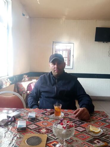 Köynəklər: Tünd göy rəngli, uzunqol, dəri detallı, fermuarlı kişilər üçün