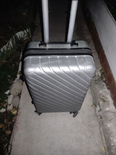 Чемоданы: Чемодан фиолетовый1500с. Серый чемодан чуть больше 1800с. Если два — 4