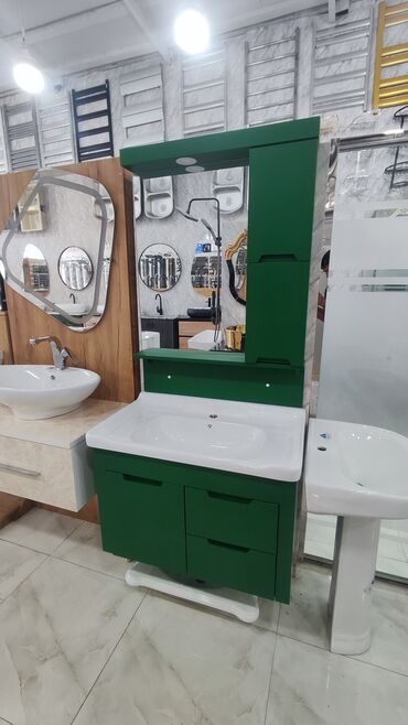 Ev üçün digər mebel: Yaşıl rəngdə, güzgülü və rəfli hamam mebeli dəsti. Dəstə inteqrasiya