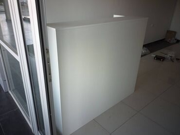 Stolovi: Pult 1 Materijal: Univer debljine 18 mm u beloj boji. Dimenzije — 6