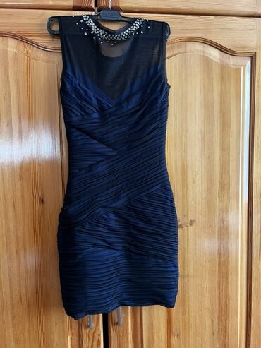 узбекские платья: Коктейльное платье без рукавов цвета темно-синего/индиго. - Силуэт