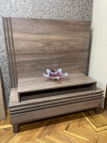 nişan dekoru: İşlənmiş, Düz TV altlığı, Polkalı, Laminat