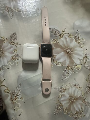 Другая бижутерия: Срочно продаю часы и наушник!!Apple watch 4.44mm .Air Pords 1