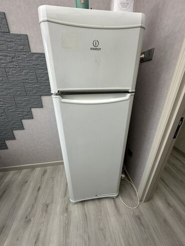 Аудиотехника: Indesit iki qapılı soyuducu - Rəng: ağ - Üst kamera: dondurucu