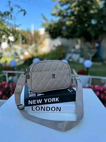 guess mala crna torbica: Ženska crossbody torba sa prošivenim (kockastim) dezenom - Kompaktna — 4