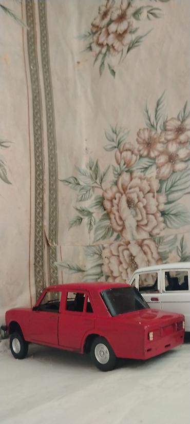 dekor güldan: Qırmızı “klassik” sedan model maşın – kolleksiya üçün - Miqyas 1.24 — 1