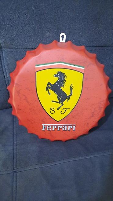 Ferrari: "Ferrari" yazılı, qapaq şəkilli metal lövhə. Yenidir. Diametri: 35sm — 9