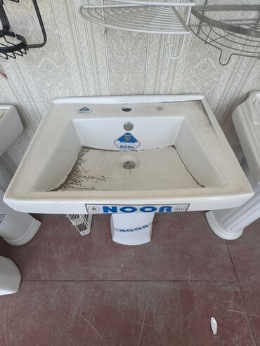 Vannalar: Ağ rəngdə, "Noor" markalı keramik əl-üz yuyan. Bu lavabo, tək kran